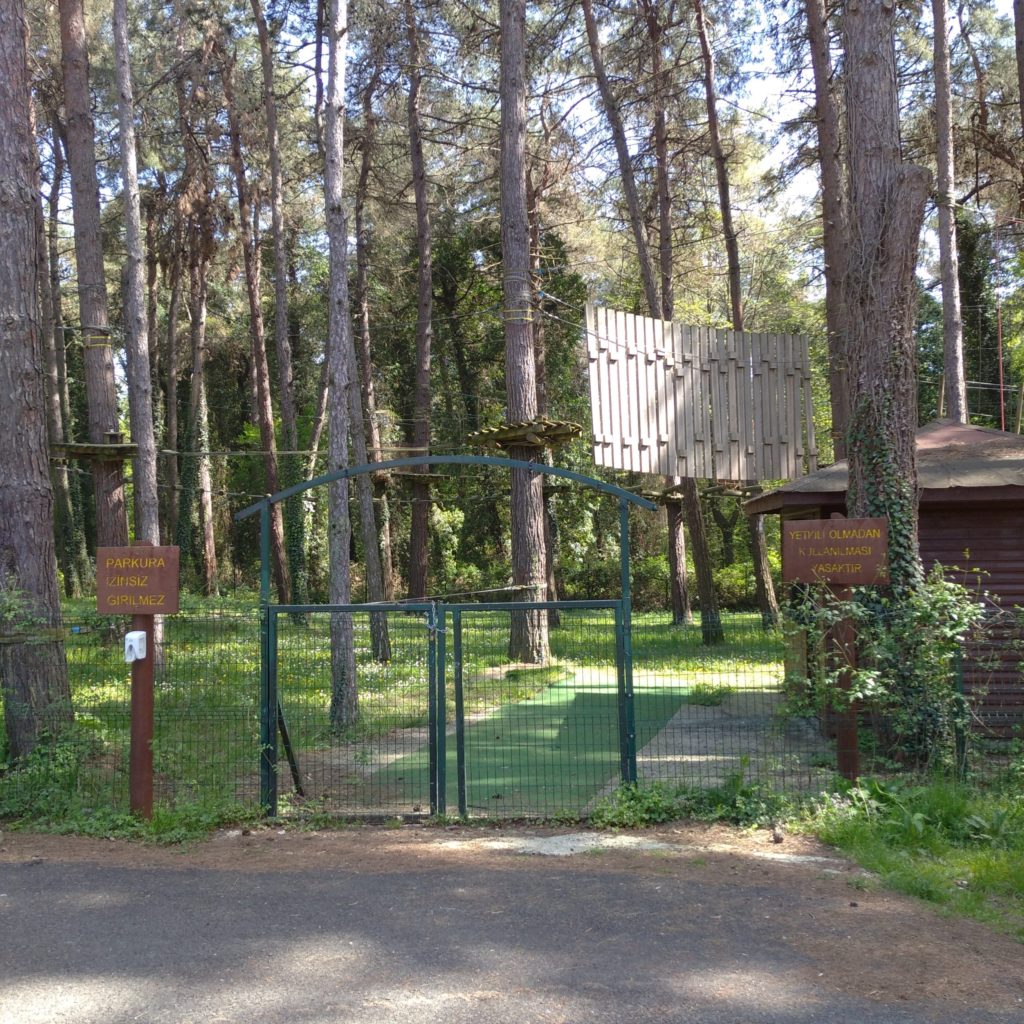 il ormanı macera parkı giriş kapısı