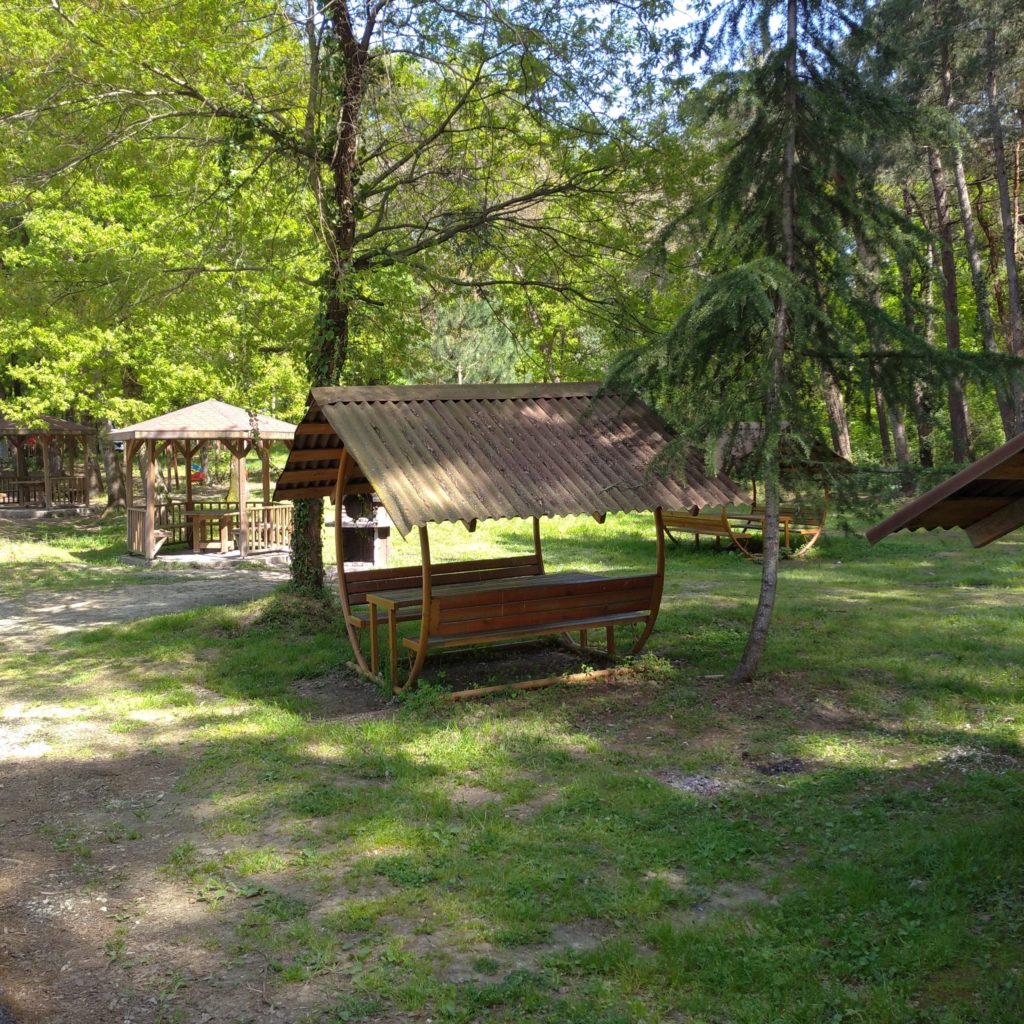 orman içinde aileler için piknik kulübeleri var