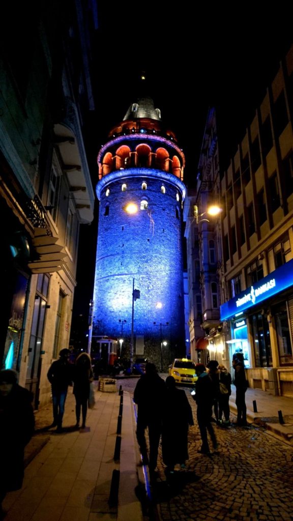 gece ışıklandırılan galata kulesi manzara resmi